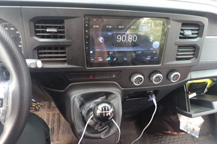Used JMC Fushun 2025 2.0T 6MT Diesel Mid-Drive Mid-Roof Commercial Multi-Purpose 7-Seater Passenger Vehicle Audio And AC Panel