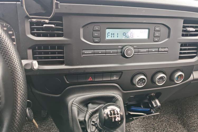 Used JMC Fushun 2025 2.0T 6MT Diesel Mid-Roof Mid-Height Commercial Multi-Purpose 7-Seater Passenger Vehicle Audio And AC Panel