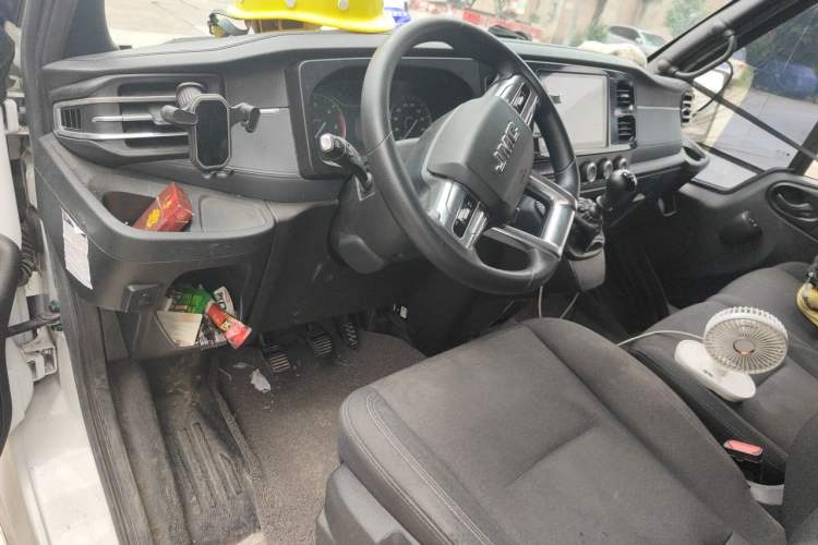 Used JMC Fushun 2025 2.0T 6MT Diesel Long-Wheelbase High-Roof Commercial Van – 2/3 Seats Center Console