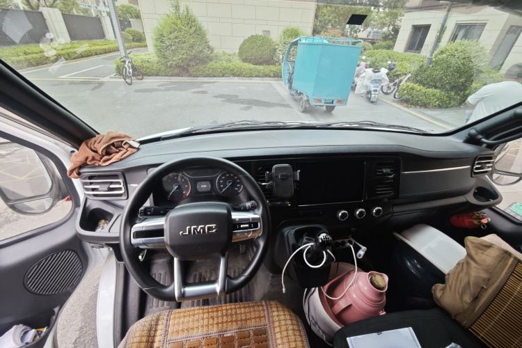 Used JMC Fushun 2025 2.0T 6MT Diesel Mid-Drive Mid-Roof Commercial Van with 2/3 Seats Center Console