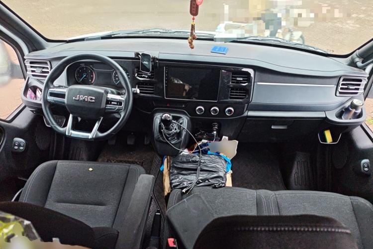 Used JMC Fushun 2025 2.0T 6MT Diesel Mid-Roof Mid-Height Commercial Multi-Purpose 7-Seater Passenger Vehicle Center Console