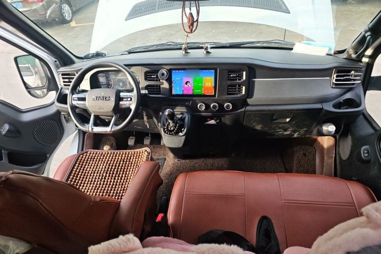 Used JMC Fushun 2025 2.0T 6MT Diesel Mid-Roof Mid-Height Commercial Multi-Purpose 7-Seater Passenger Vehicle Center Console