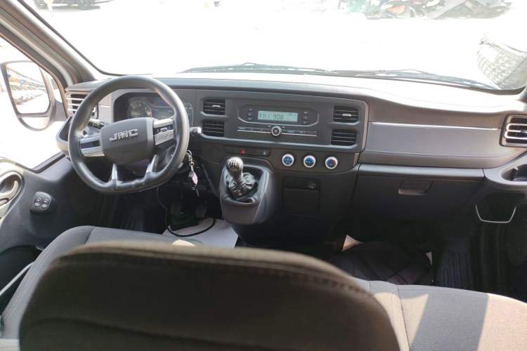 Used JMC Fushun 2025 2.0T 6MT Diesel Mid-Roof Mid-Height Commercial Multi-Purpose 7-Seater Passenger Vehicle Center Console
