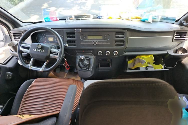 Used JMC Fushun 2025 2.0T 6MT Diesel Mid-Roof Mid-Height Commercial Multi-Purpose 7-Seater Passenger Vehicle Center Console