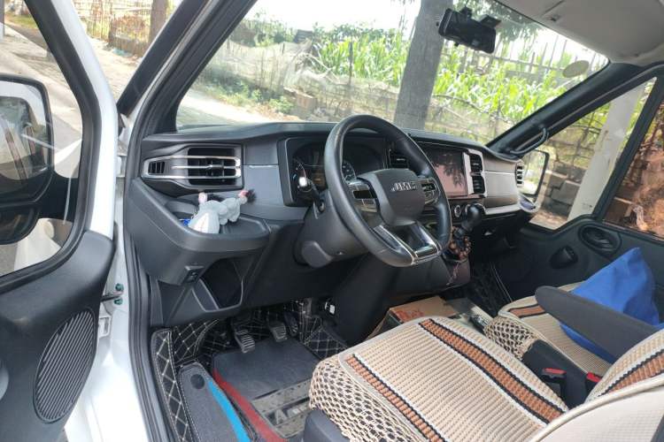 Used JMC Fushun 2025 2.0T 6MT Diesel Mid-Roof Mid-Height Commercial Multi-Purpose 7-Seater Passenger Vehicle Center Console