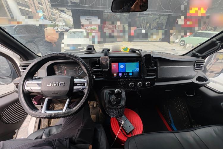 Used JMC Fushun 2025 2.0T 6MT Diesel Mid-Roof Mid-Height Commercial Multi-Purpose 7-Seater Passenger Vehicle Center Console