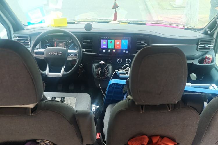 Used JMC Fushun 2025 2.0T 6MT Diesel Mid-Roof Mid-Height Commercial Multi-Purpose 7-Seater Passenger Vehicle Center Console