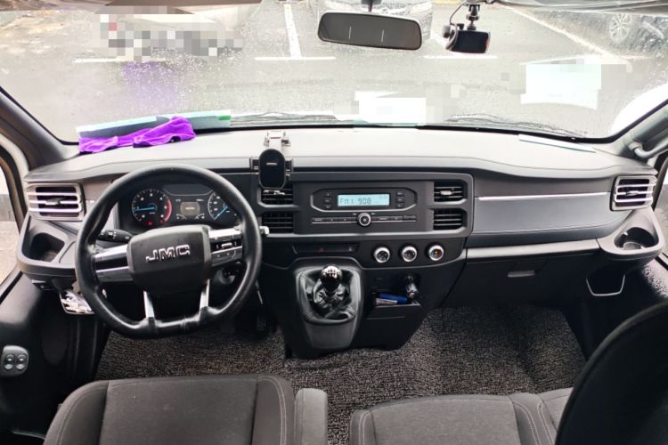 Used JMC Fushun 2025 2.0T 6MT Diesel Mid-Roof Mid-Height Commercial Multi-Purpose 7-Seater Passenger Vehicle Center Console