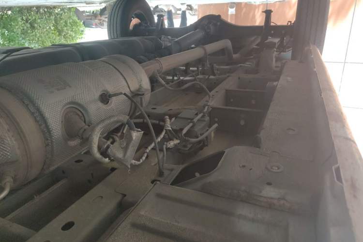 Used JMC Fushun 2025 2.0T 6MT Diesel Mid-Roof Mid-Height Commercial Multi-Purpose 7-Seater Passenger Vehicle Chassis Front Right
