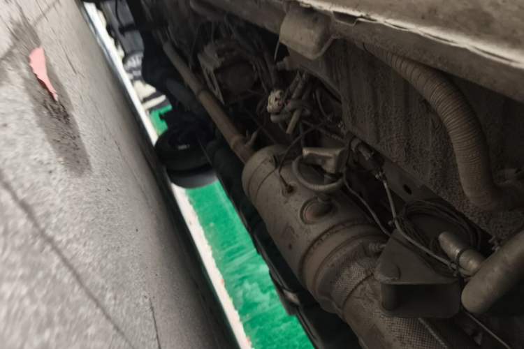 Used JMC Fushun 2025 2.0T 6MT Diesel Mid-Roof High-Arch Commercial Multi-Purpose 7-Seater Passenger Vehicle Chassis Front Right