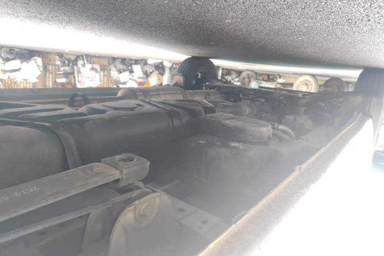 Used JMC Fushun 2025 2.0T 6MT Diesel Short-Wheelbase Low-Roof Commercial Multi-Purpose Passenger Vehicle with 5/6 Seats and Twin-Swing Tailgate Chassis Rear Left