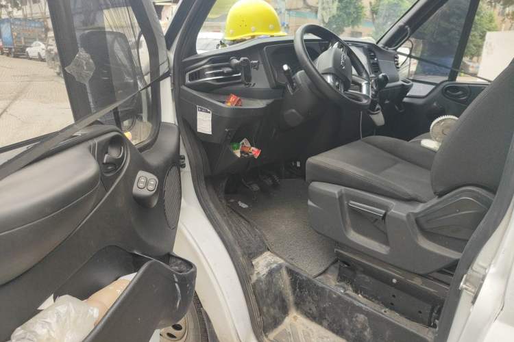 Used JMC Fushun 2025 2.0T 6MT Diesel Long-Wheelbase High-Roof Commercial Van – 2/3 Seats Driver Seat