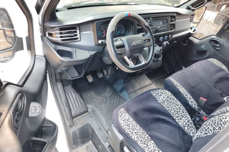 Used JMC Fushun 2025 2.0T 6MT Diesel Short-Wheelbase Low-Roof Commercial Multi-Purpose Passenger Vehicle with 5/6 Seats and Twin-Swing Tailgate Driver Seat