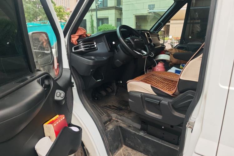 Used JMC Fushun 2025 2.0T 6MT Diesel Mid-Drive Mid-Roof Commercial Van with 2/3 Seats Driver Seat