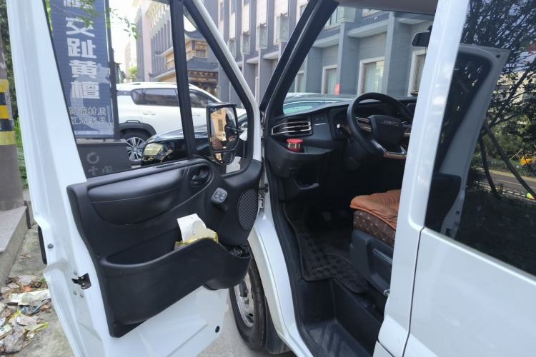 Used JMC Fushun 2025 2.0T 6MT Diesel Mid-Drive Mid-Roof Commercial Multi-Purpose Passenger Vehicle 5/6 Seats Driver Seat