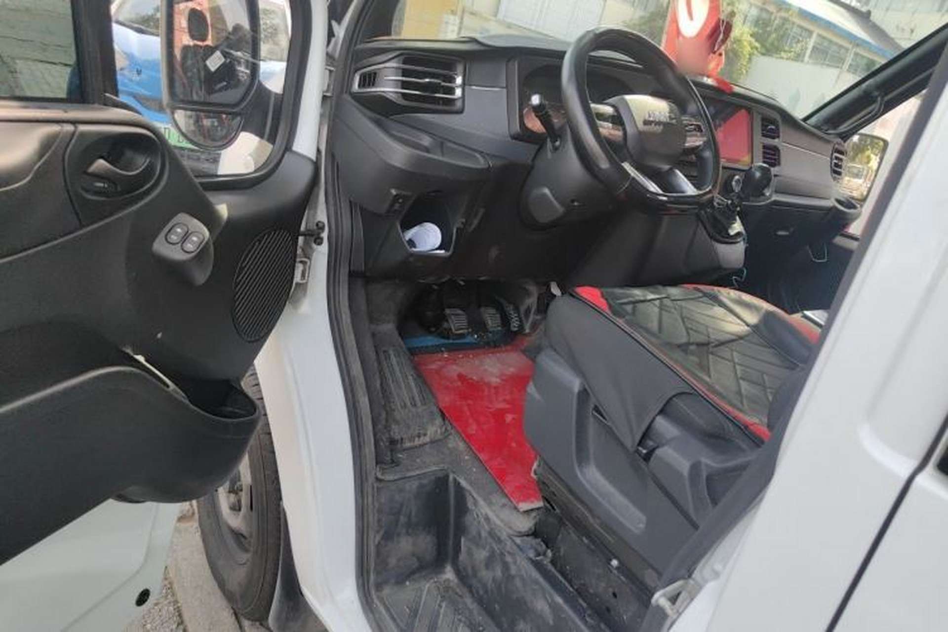 Used JMC Fushun 2025 2.0T 6MT Diesel Mid-Drive Mid-Roof Commercial Multi-Purpose 7-Seater Passenger Vehicle Driver Seat