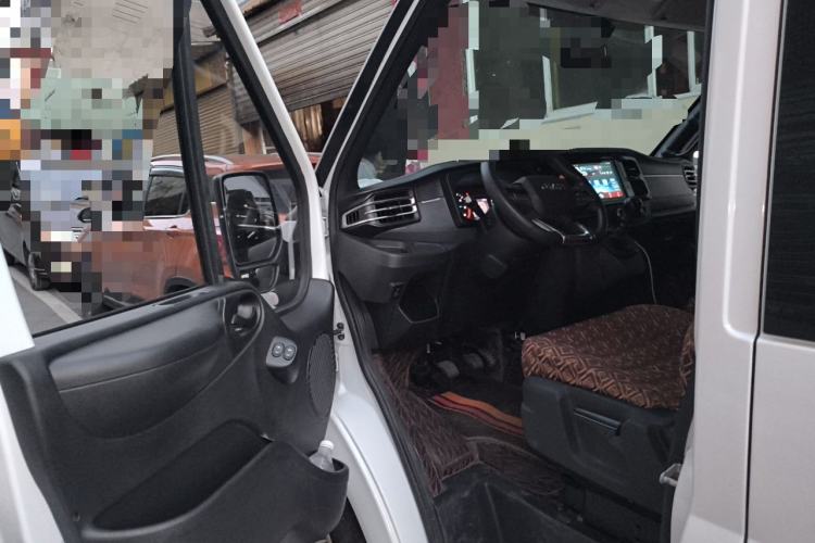 Used JMC Fushun 2025 2.0T 6MT Diesel Mid-Roof Mid-Height Commercial Multi-Purpose 7-Seater Passenger Vehicle Driver Seat