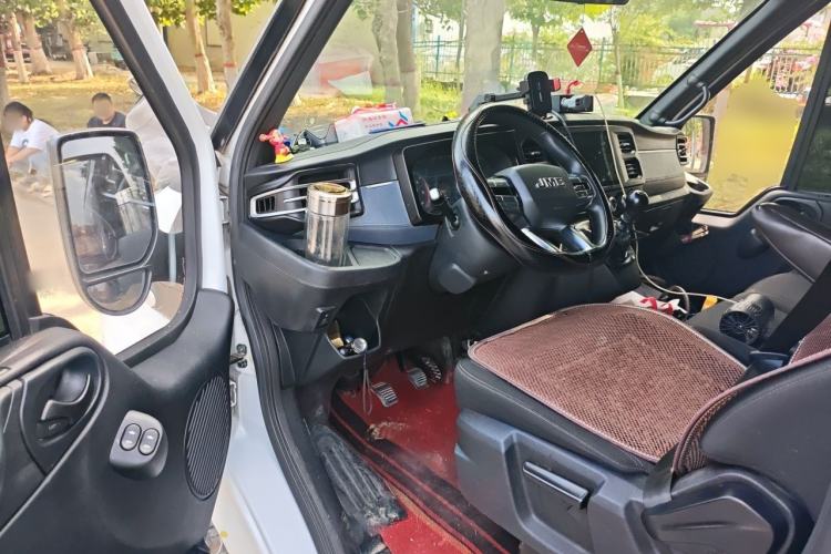 Used JMC Fushun 2025 2.0T 6MT Diesel Mid-Roof Mid-Height Commercial Multi-Purpose 7-Seater Passenger Vehicle Driver Seat