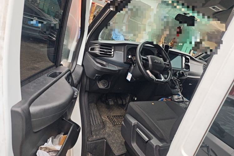 Used JMC Fushun 2025 2.0T 6MT Diesel Mid-Roof Mid-Height Commercial Multi-Purpose 7-Seater Passenger Vehicle Driver Seat