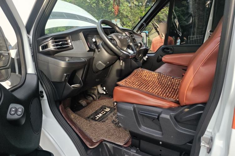 Used JMC Fushun 2025 2.0T 6MT Diesel Mid-Roof Mid-Height Commercial Multi-Purpose 7-Seater Passenger Vehicle Driver Seat