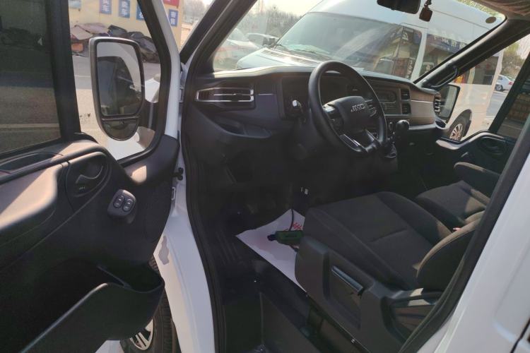 Used JMC Fushun 2025 2.0T 6MT Diesel Mid-Roof Mid-Height Commercial Multi-Purpose 7-Seater Passenger Vehicle Driver Seat