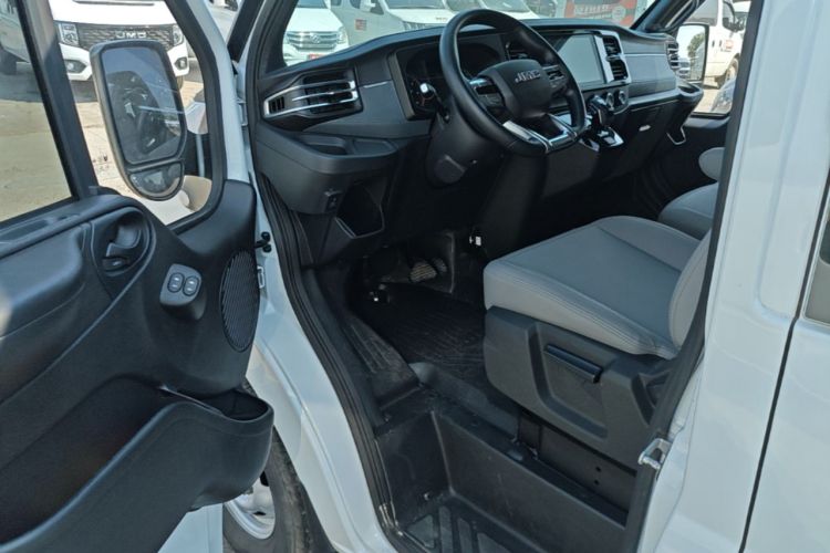Used JMC Fushun 2025 2.0T 8AT Diesel Short Wheelbase Mid-Height Commercial Multi-Purpose Passenger Vehicle with 5/6 Seats Driver Seat