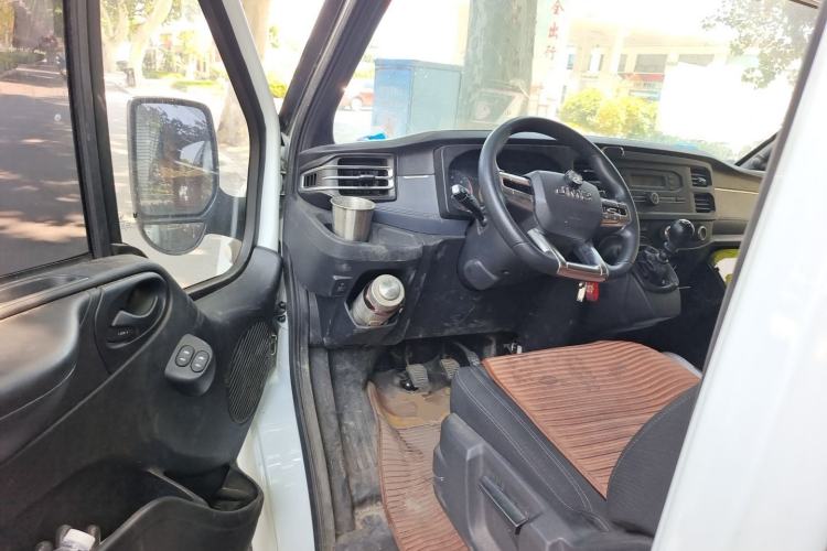 Used JMC Fushun 2025 2.0T 6MT Diesel Mid-Roof Mid-Height Commercial Multi-Purpose 7-Seater Passenger Vehicle Driver Seat