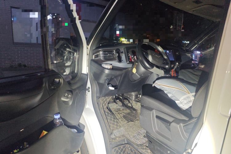 Used JMC Fushun 2025 2.0T 6MT Diesel Long-Wheelbase High-Roof Commercial Van – 2/3 Seats Driver Seat