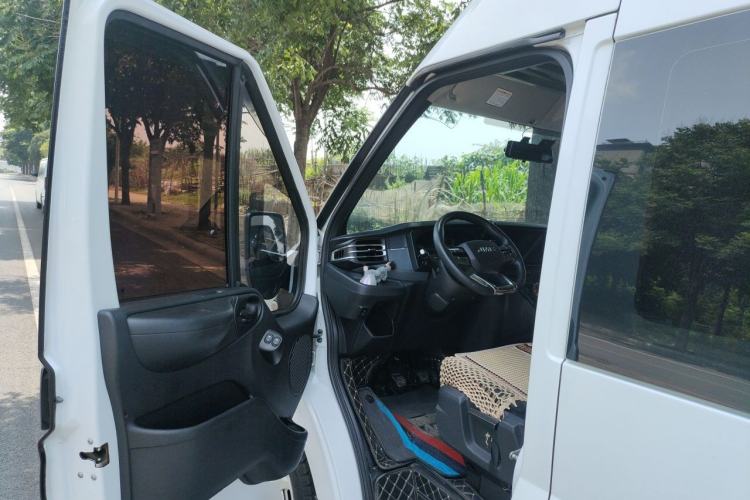 Used JMC Fushun 2025 2.0T 6MT Diesel Mid-Roof Mid-Height Commercial Multi-Purpose 7-Seater Passenger Vehicle Driver Seat
