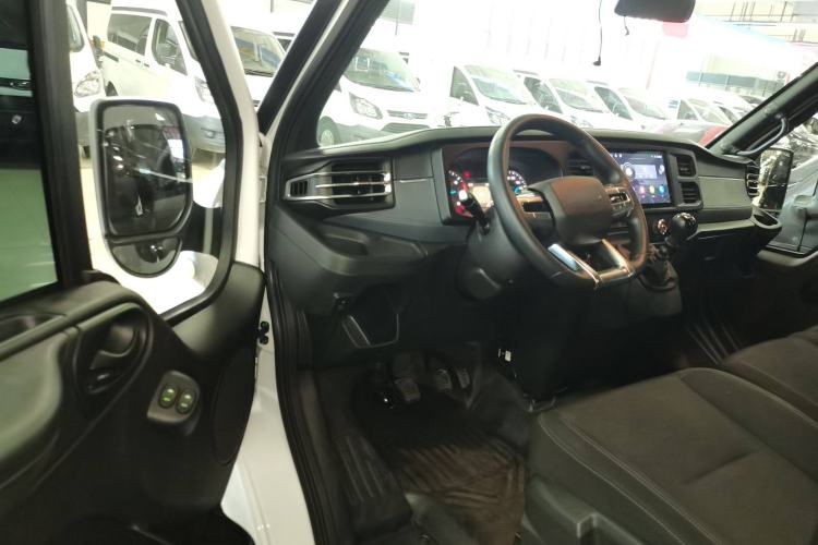 Used JMC Fushun 2025 2.0T 6MT Diesel Short-Wheelbase Low-Roof Commercial Multi-Purpose Passenger Vehicle with 5/6 Seats and Twin-Swing Tailgate Driver Seat
