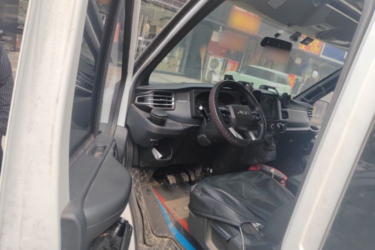 Used JMC Fushun 2025 2.0T 6MT Diesel Mid-Roof Mid-Height Commercial Multi-Purpose 7-Seater Passenger Vehicle Driver Seat
