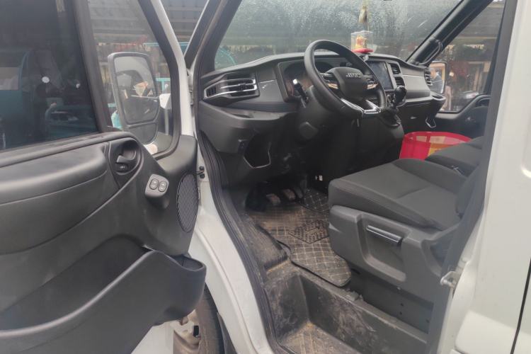 Used JMC Fushun 2025 2.0T 6MT Diesel Short-Wheelbase Low-Roof Commercial Multi-Purpose Passenger Vehicle with 5/6 Seats and Twin-Swing Tailgate Driver Seat