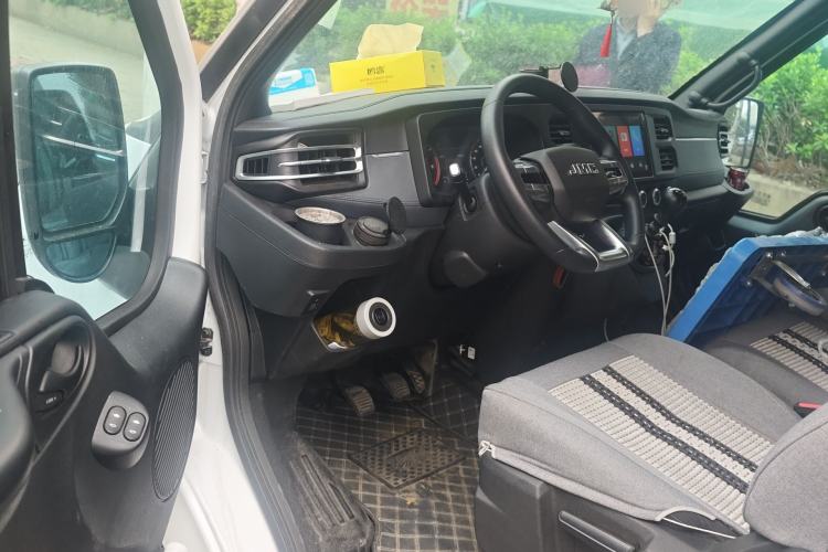Used JMC Fushun 2025 2.0T 6MT Diesel Mid-Roof Mid-Height Commercial Multi-Purpose 7-Seater Passenger Vehicle Driver Seat