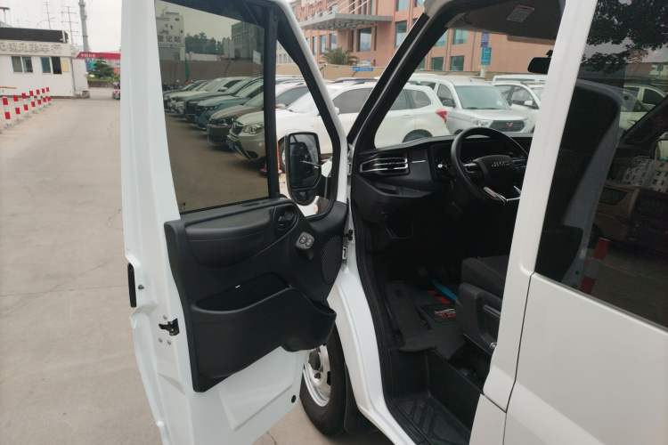 Used JMC Fushun 2025 2.0T 6MT Diesel Short-Wheelbase Mid-Roof Commercial Multi-Purpose Passenger Vehicle with 5/6 Seats Driver Seat