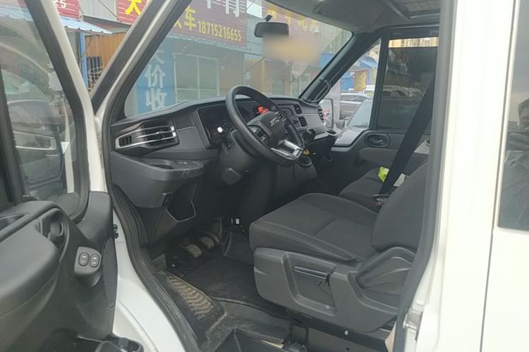 Used JMC Fushun 2025 2.0T 6MT Diesel Mid-Roof Mid-Height Commercial Multi-Purpose 7-Seater Passenger Vehicle Driver Seat