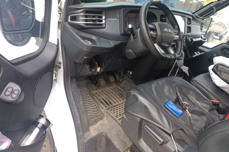Used JMC Fushun 2025 2.0T 6MT Diesel Mid-Drive Mid-Roof Commercial Multi-Purpose 7-Seater Passenger Vehicle Driver Seat