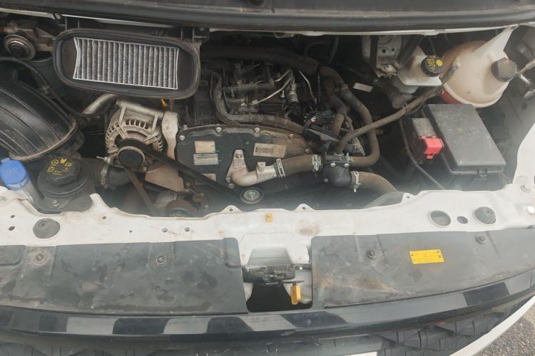 Used JMC Fushun 2025 2.0T 6MT Diesel Mid-Drive Mid-Roof Commercial Van with 2/3 Seats Engine Bay