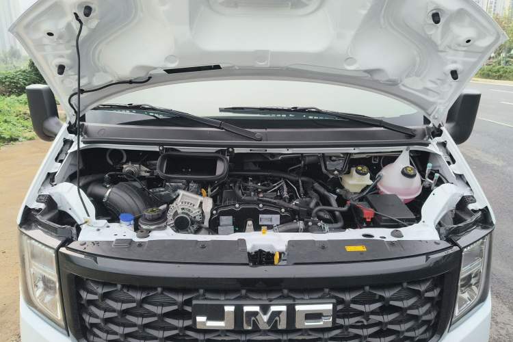 Used JMC Fushun 2025 2.0T 8AT Diesel Mid-Range Mid-Top Commercial Multi-Purpose 7-Seater Passenger Vehicle Engine Bay