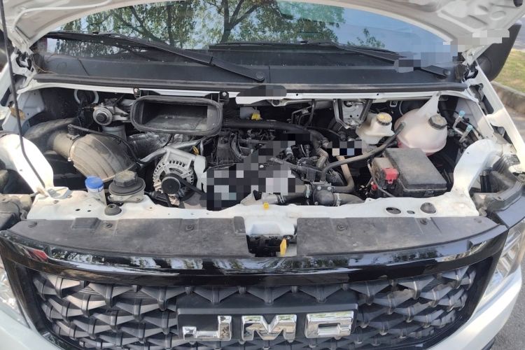 Used JMC Fushun 2025 2.0T 6MT Diesel Mid-Drive Mid-Roof Commercial Multi-Purpose 7-Seater Passenger Vehicle Engine Bay