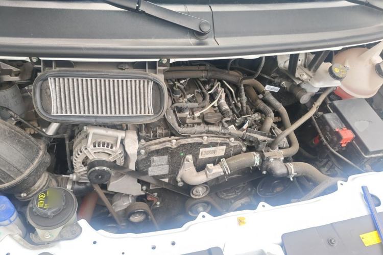 Used JMC Fushun 2025 2.0T 6MT Diesel Extended-Wheelbase High-Roof Commercial Van—2/3 Seats Engine Bay