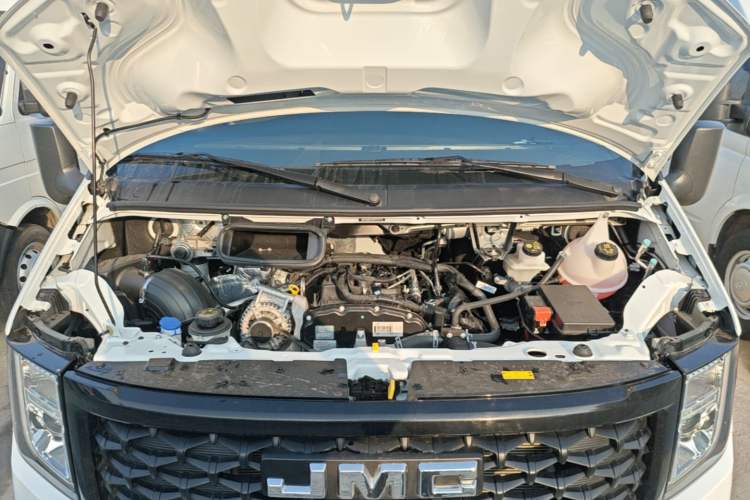 Used JMC Fushun 2025 2.0T 6MT Diesel Mid-Roof Mid-Height Commercial Multi-Purpose 7-Seater Passenger Vehicle Engine Bay