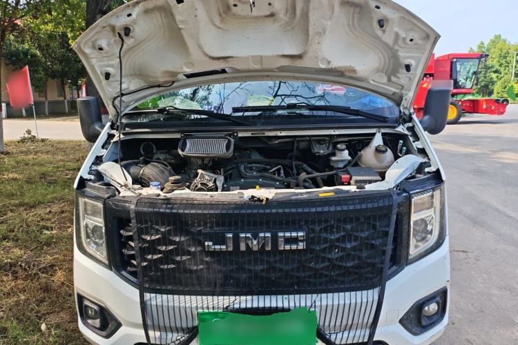 Used JMC Fushun 2025 2.0T 6MT Diesel Mid-Roof Mid-Height Commercial Multi-Purpose 7-Seater Passenger Vehicle Engine Bay