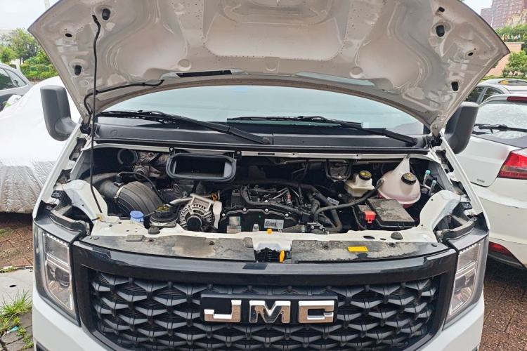 Used JMC Fushun 2025 2.0T 6MT Diesel Mid-Roof Mid-Height Commercial Multi-Purpose 7-Seater Passenger Vehicle Engine Bay