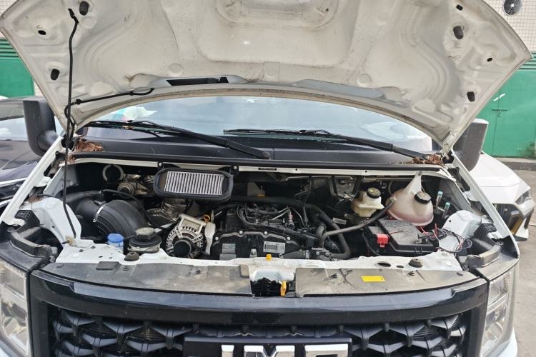 Used JMC Fushun 2025 2.0T 6MT Diesel Mid-Roof Mid-Height Commercial Multi-Purpose 7-Seater Passenger Vehicle Engine Bay