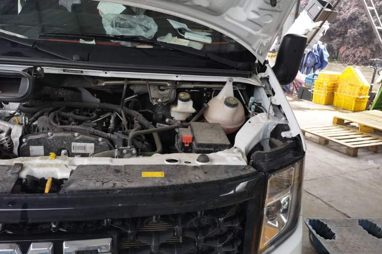 Used JMC Fushun 2025 2.0T 6MT Diesel Mid-Range Medium Roof Commercial & Transport-Focused Multi-Purpose Passenger Vehicle—5/6 Seats Engine Bay Left