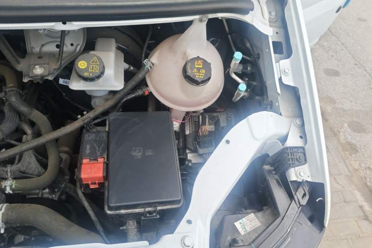 Used JMC Fushun 2025 2.0T 6MT Diesel Extended-Wheelbase High-Roof Commercial Van—2/3 Seats Engine Bay Left