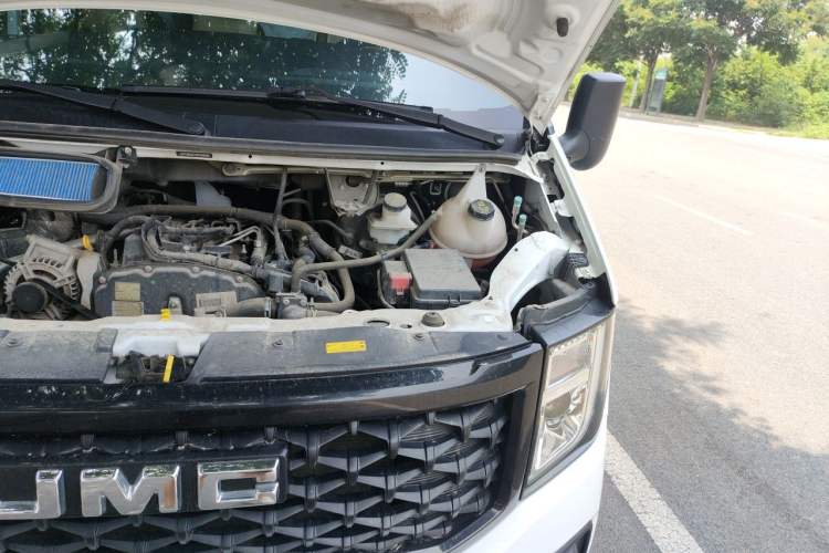 Used JMC Fushun 2025 2.0T 6MT Diesel Mid-Roof Mid-Height Commercial Multi-Purpose 7-Seater Passenger Vehicle Engine Bay Left