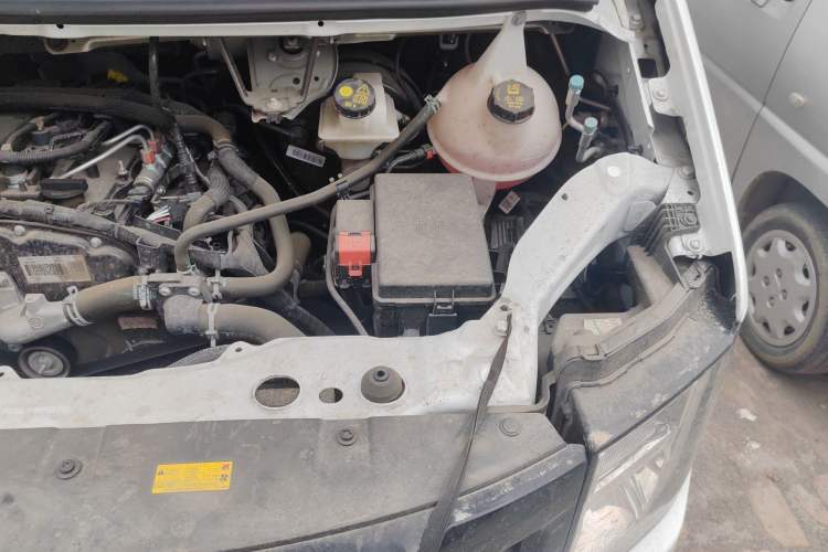 Used JMC Fushun 2025 2.0T 6MT Diesel Mid-Roof Mid-Height Commercial Multi-Purpose 7-Seater Passenger Vehicle Engine Bay Left