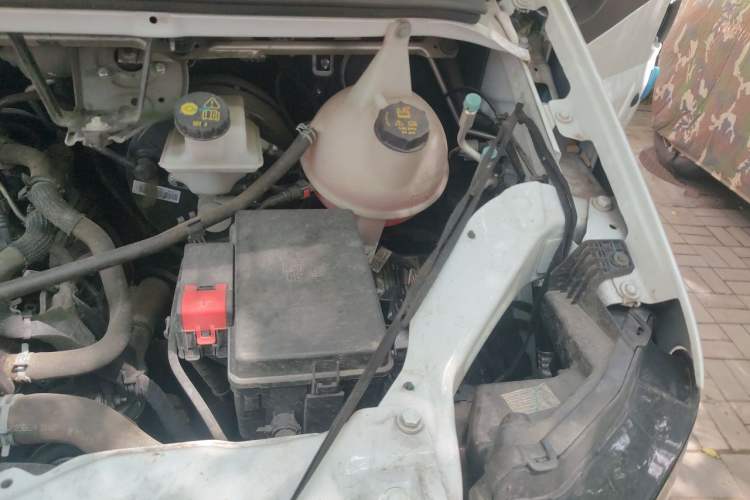 Used JMC Fushun 2025 2.0T 6MT Diesel Mid-Roof Mid-Height Commercial Multi-Purpose 7-Seater Passenger Vehicle Engine Bay Left