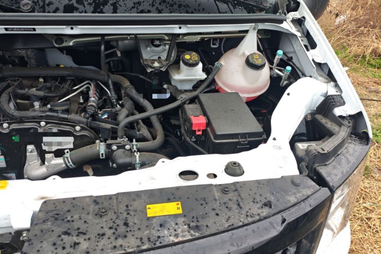 Used JMC Fushun 2025 2.0T 6MT Diesel Mid-Roof Mid-Height Commercial Multi-Purpose 7-Seater Passenger Vehicle Engine Bay Left